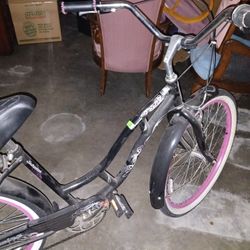 Schwinn 7 Speed Qomans Bike. 
