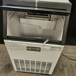 17.3 in. 99 lb./24H Full Size Cubes Freestanding/Undercounter Ice Maker in Silver, 3 Ice Sizes and Ice Retention