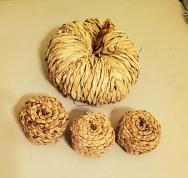Woven straw pumpkin set