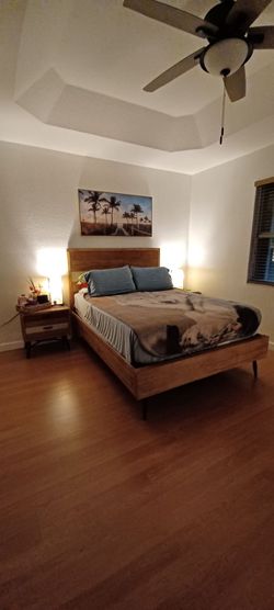 Hermoso juego de cuarto Midtown Loft Natural de 5 piezas, tamaño Queen incluye TV Toshiba de 55" pulgadas