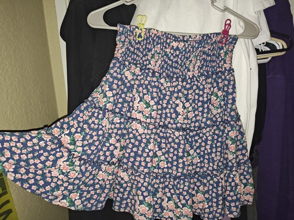 American Eagle Outfitters Floral Skirt**. Size Small **11.50$** OBO