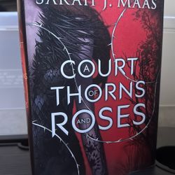 A Court of Thorns and Roses ( Sarah J. Maas)