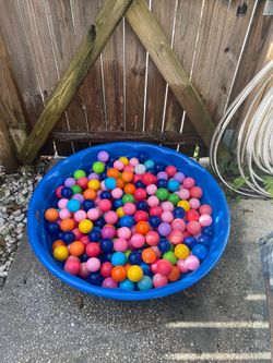 Kiddie pool with balls