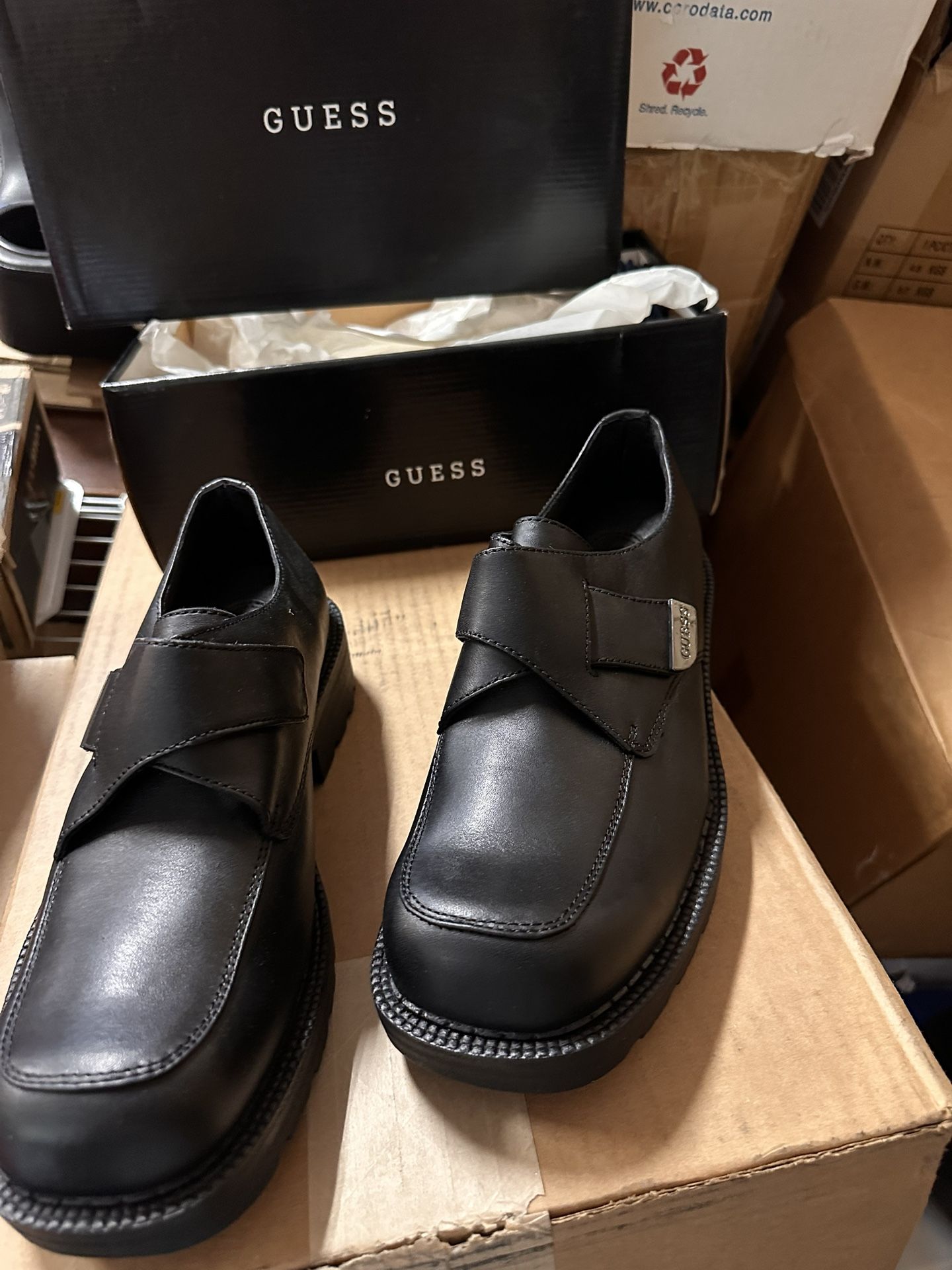 Guess Men Shoes Size 8.5 NEW