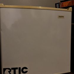 Mini Fridge 🥶❄️