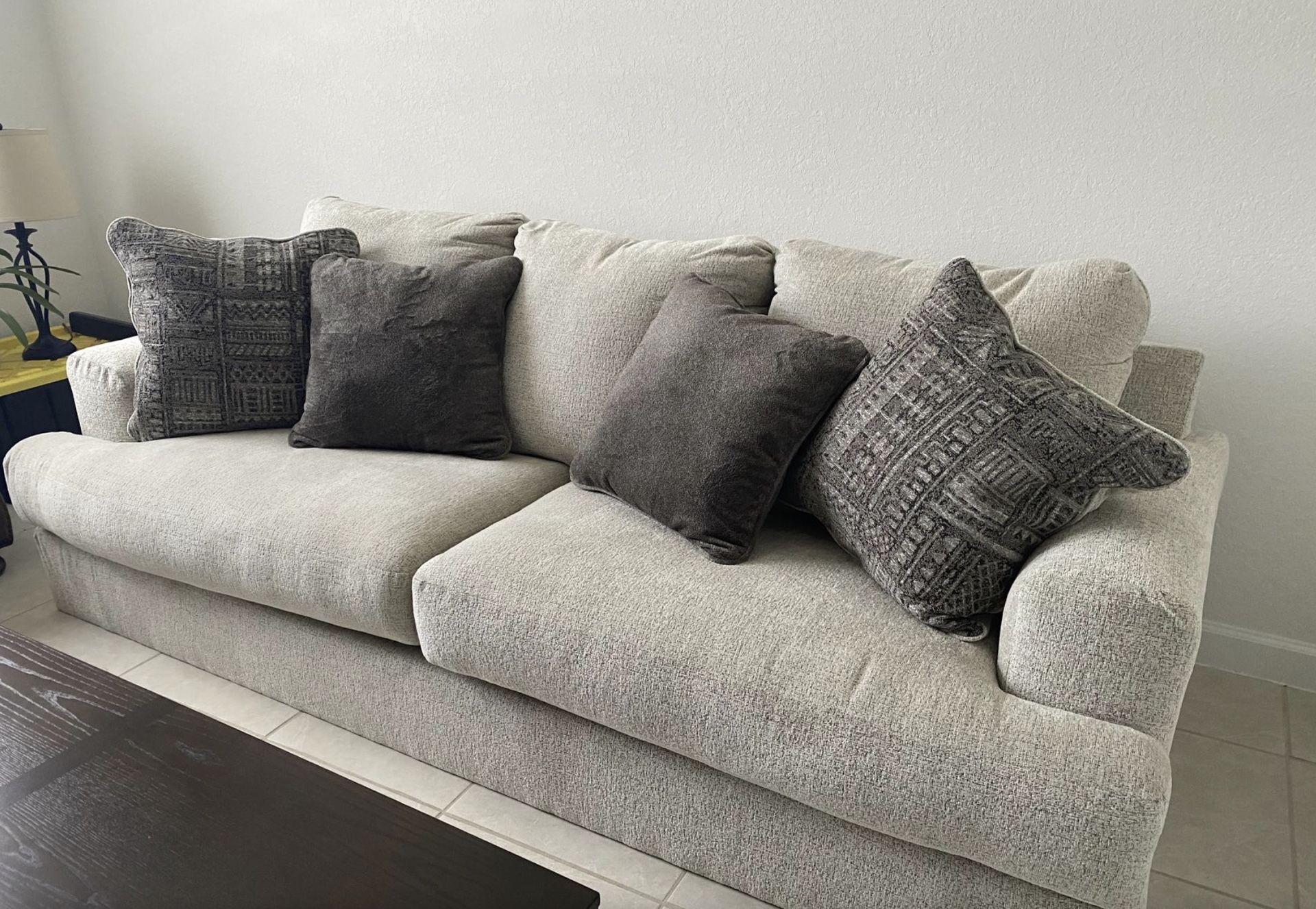 Beautiful Sofa – Spacious & Comfortable!