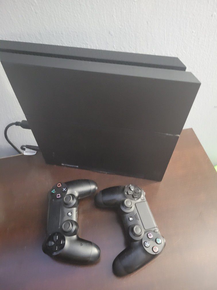 Ps4 With 2 Controllers And 4 Games Installed 