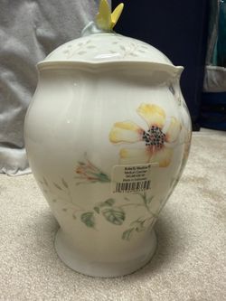 Brand New - Lenox butterfly meadow medium canister with lid