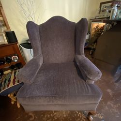 Classic Wingback Armchair – Sturdy & Comfortable!