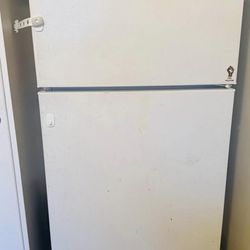 Full-Size Refrigerator (Americana/GE) – Works Great