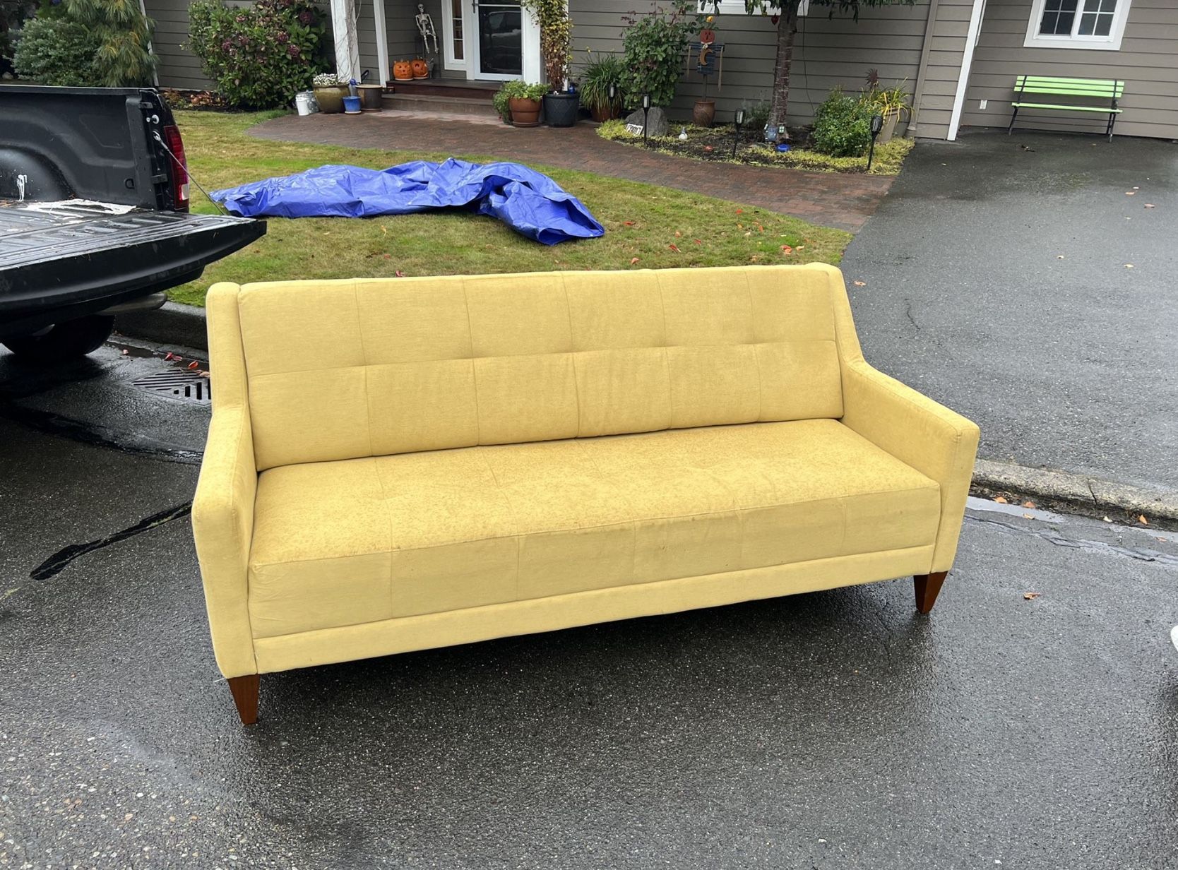 Yellow Modern Comfy Couch for Sale in Lynnwood, WA OfferUp