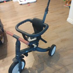 Tricycle with retractable handle