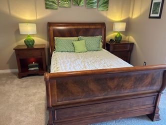 Queen sleigh bed set, barely jused