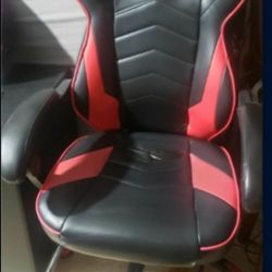 Chair Recliner Gaming, Office, Room, Very Conformable, You Can amost lay flat and fall Sleep, has  a slide out for your feet to rest Up