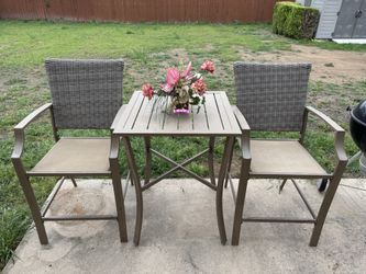 3-Piece Outdoor Patio Set (2 Chairs + Table) – Great Condition