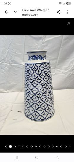 Blue and white assorted porceline pieces