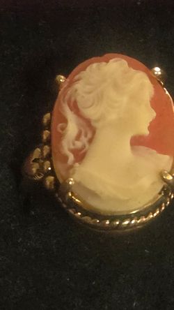 Vintage 14K Yellow Gold Right-Facing Shell Cameo Ring
