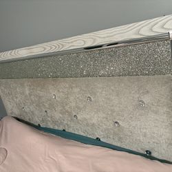 Queen Bed!!