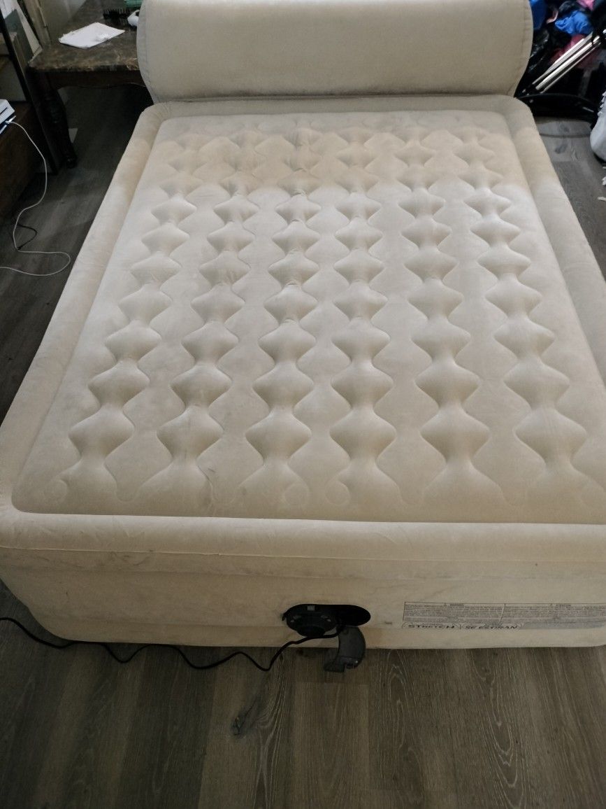 Intex 18 In Queen Dura-Beam Deluxe Series Comfort Headboard Airbed with Internal Pump