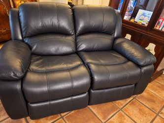 Reclining loveseat sofa / like new