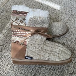 Muk Luks Women’s Boots Size 9 
