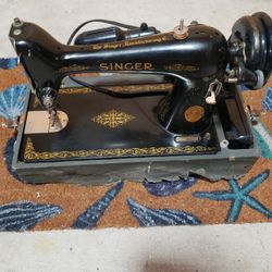 1948 Singer Sewing Machine With Case