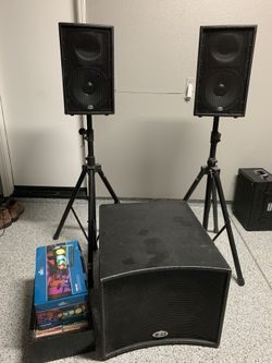 DJ ... completo!! Incluye un mixer y mas de 1000 cds originales y piratas de musica ranchera , norteña, cumbias , Regeton rock en español, inglés !!