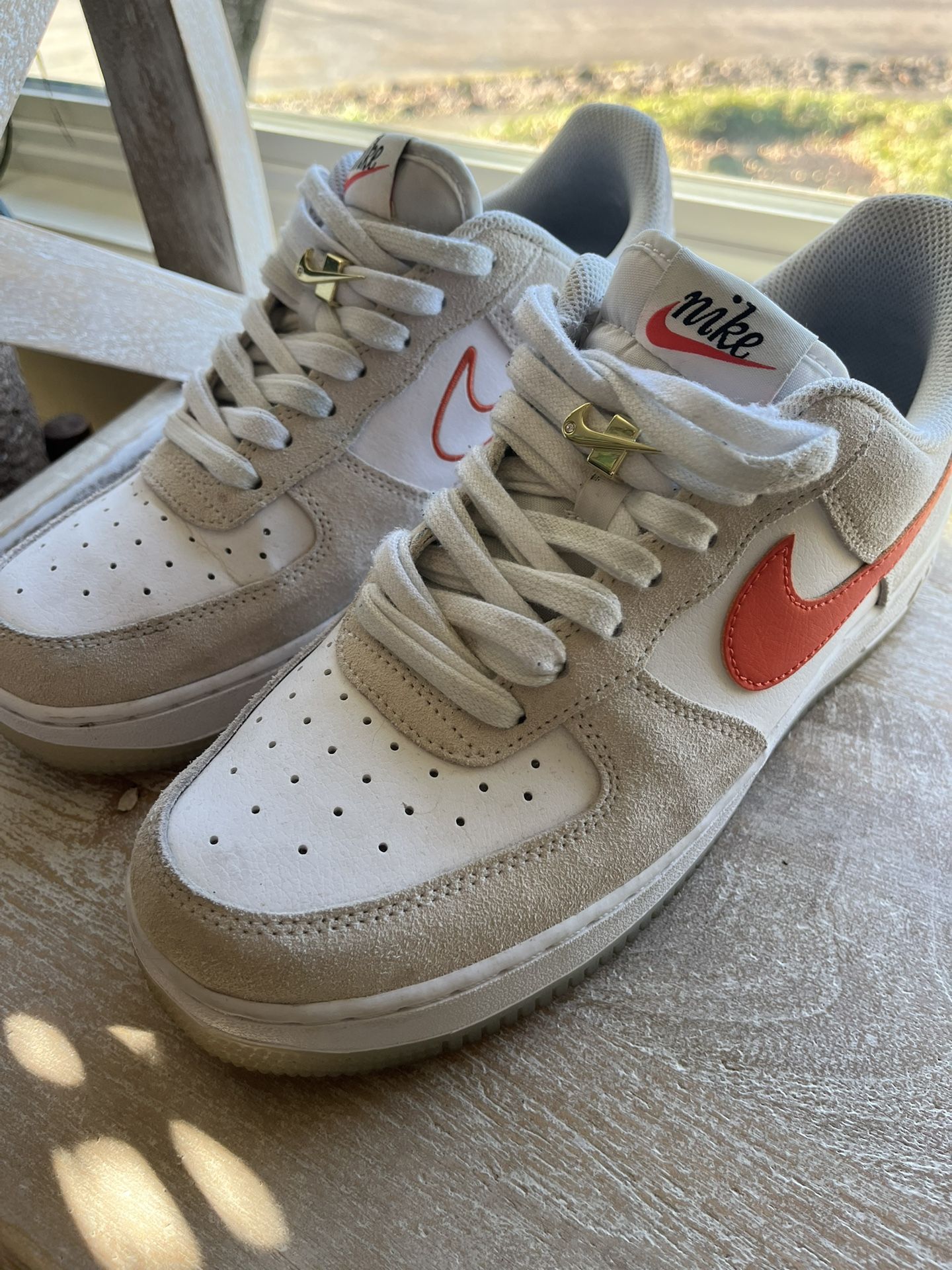 Women’s 8.5 Airforce 1 ‘07 style sneaker.