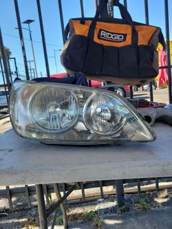 Lexus IS300 headlight
