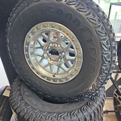 17 Inch Kmc Rims 6 Lug 6x139 6x5.5 On New Tires 315 70 17 Lt 