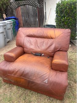 Free leather recliner, it’s electric and is so comfortable . Just needs a lil love