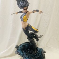 X 23 Premium Format Side Show Statue 