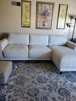 Light Sectional Sofa with Chaise – Excellent Condition