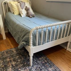Jenny Lind Spindle Bed 