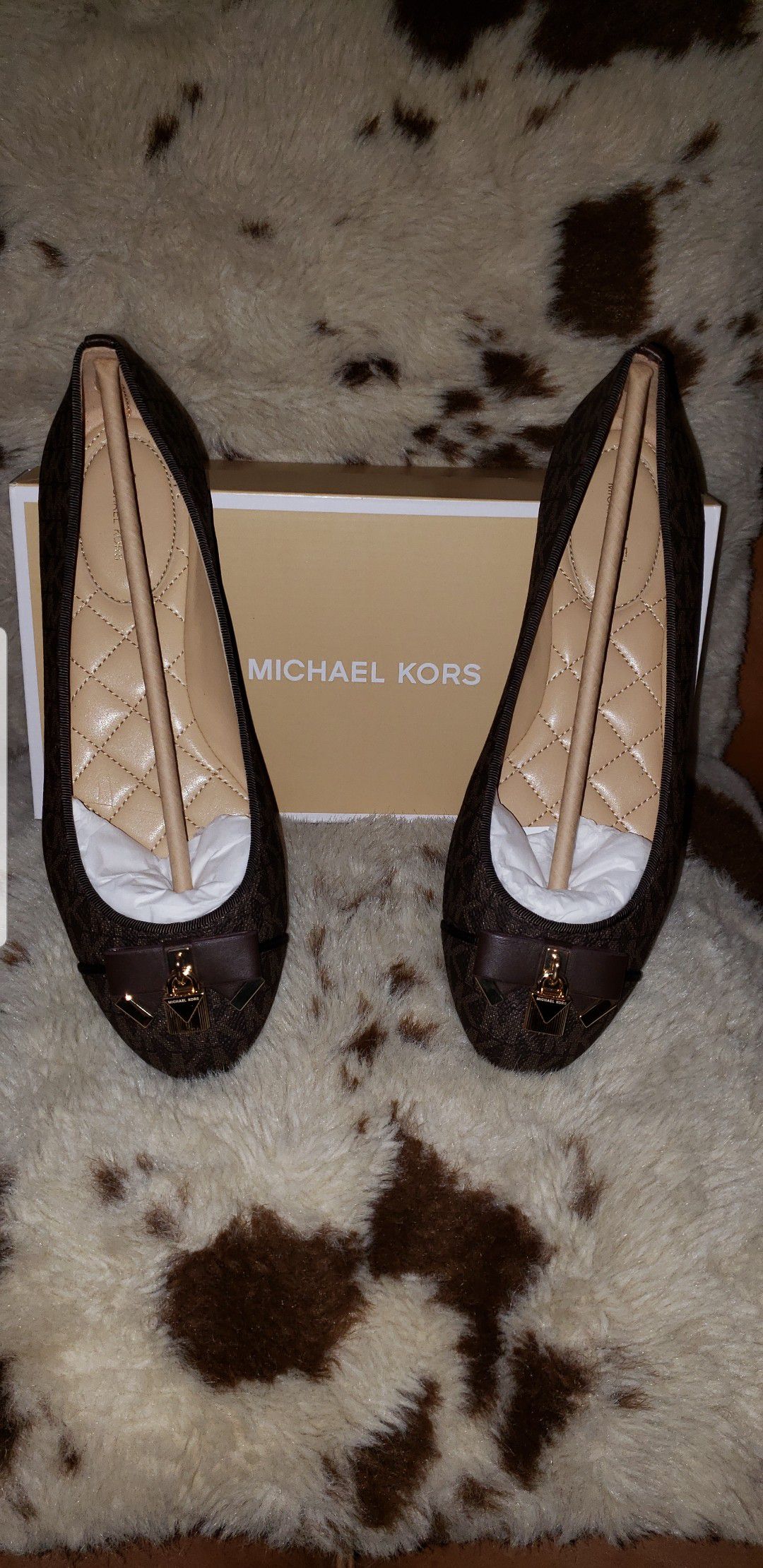 Size 8 Brand New Authentic Michael Kors Flats. Price is firm.
