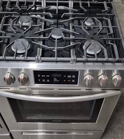 Frigidaire Slide Gas Stove W/ Convention Oven