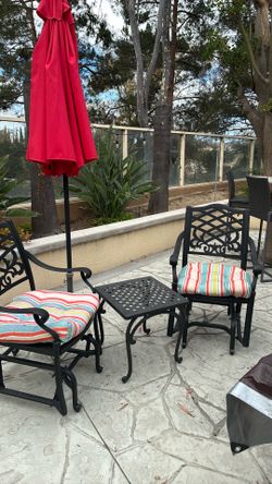 2 Rocker Chairs and a table