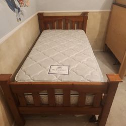 Twin Bed (beautifull wood Frame)