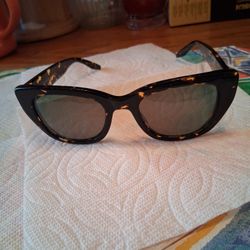 WOMEN'S SUNGLASSES IN PERFECT CONDITION $50 PICK UP IN SUN VALLEY 