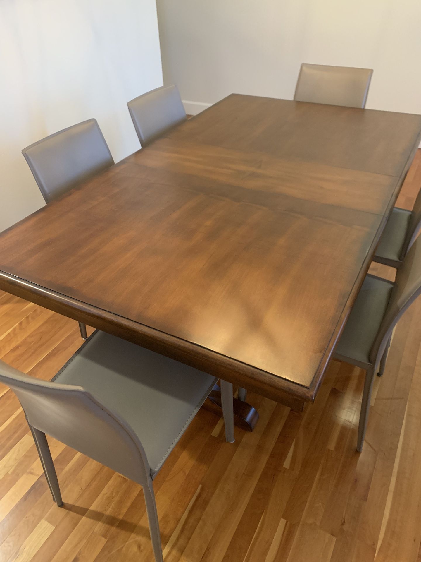 Beautiful Wood Extendable Table - Excellent Condition
