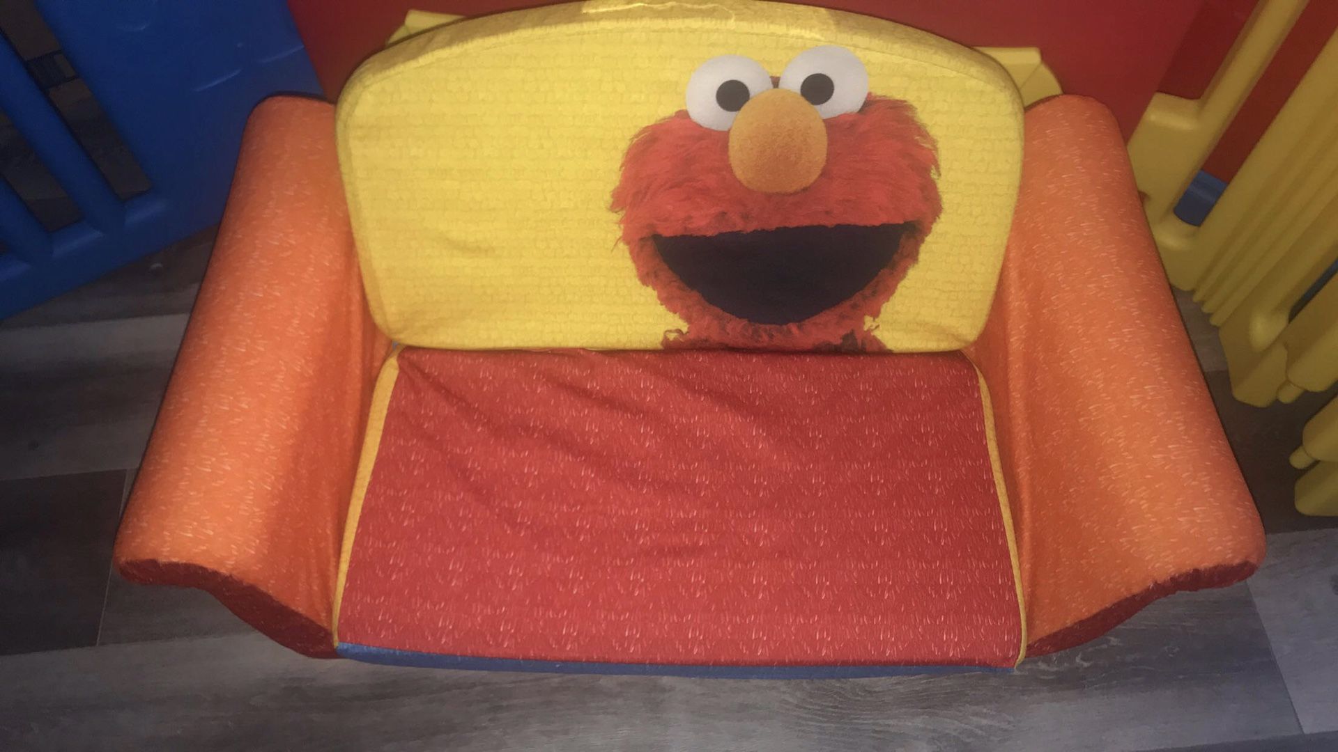 Sesame Street/Elmo 2-1 Fold out couch
