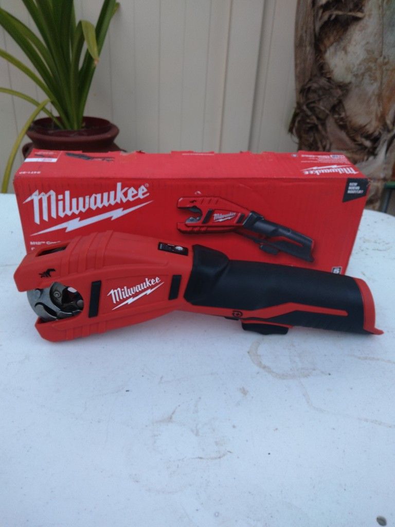Milwaukee M12 Copper Tubing Cutter Tool Only 