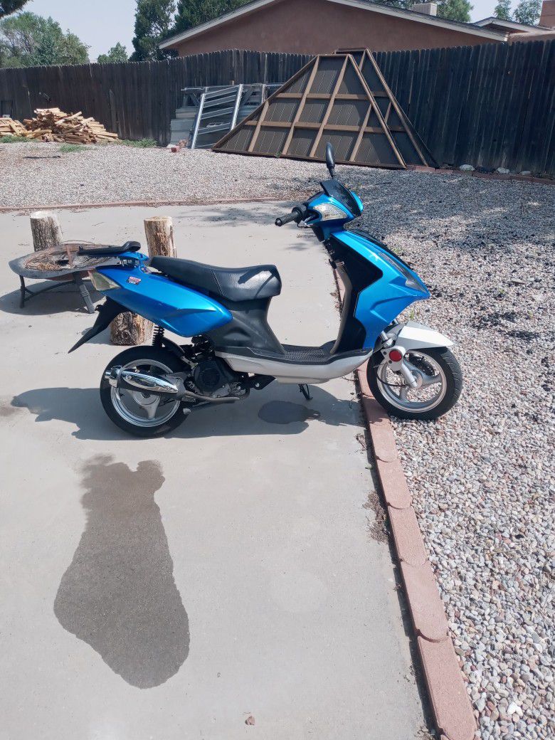 YUNMING Scooter Like New, 50cc