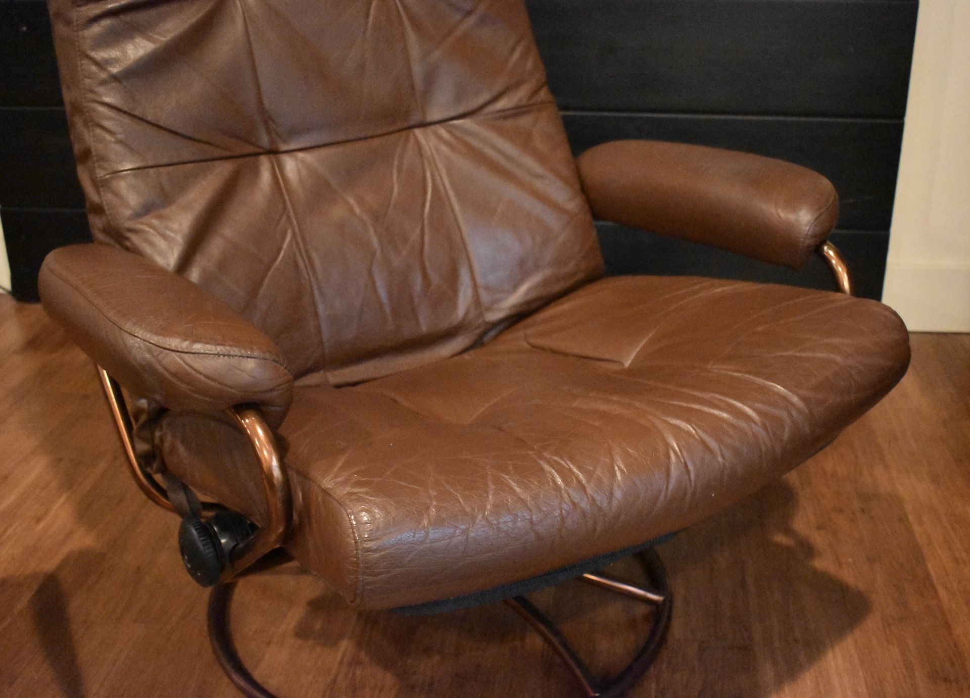 Ekornes stressless recliner in Cognac brown for Sale in Bellevue, WA