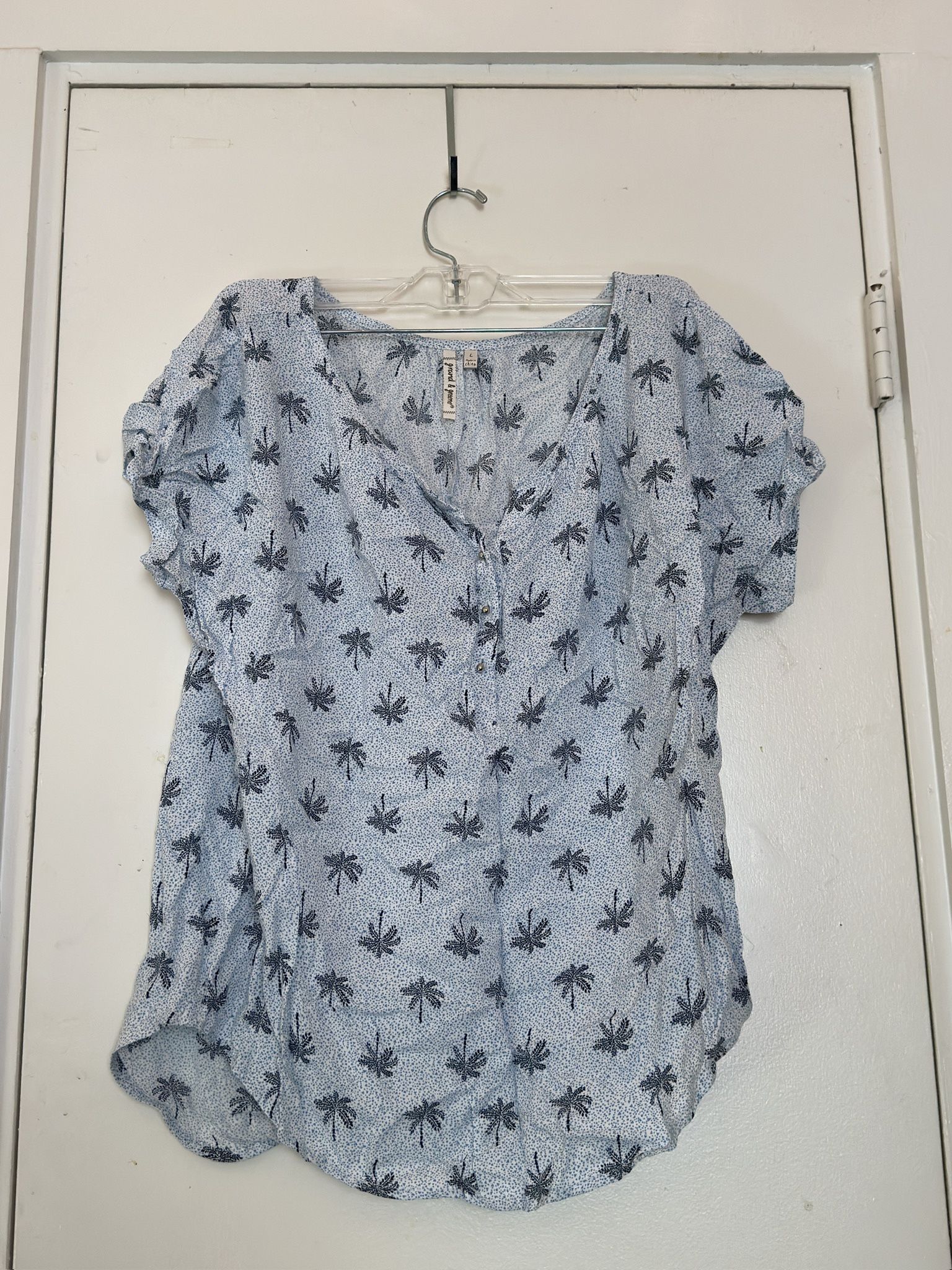 Women’s Grand & Greene Light Blue Palm Print Blouseo