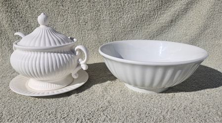Soup Tureen with fitted base plate and matching Bread Bowl