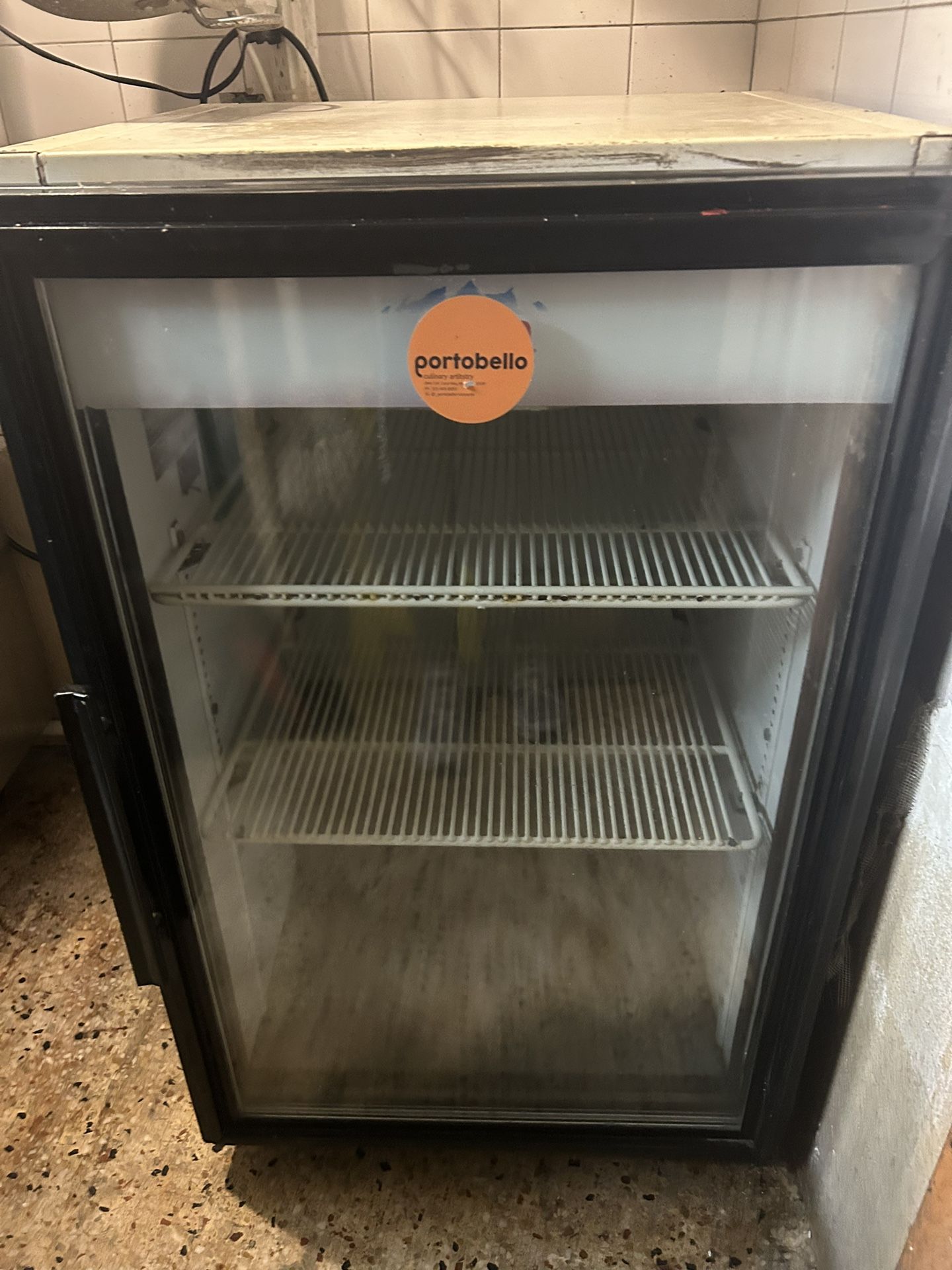 Refrigerador Pequeño, Como Para Sodas Aguas o Cervezas