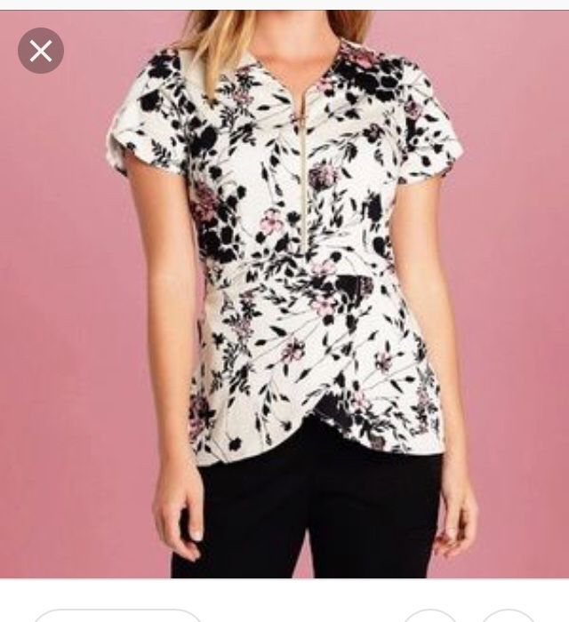 JAANUU SCRUB TULIP FLORAL TOP