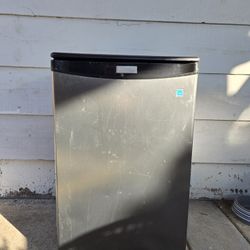 Compact Refrigerator 