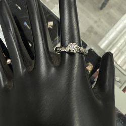 14kt White Gold Natural Diamond Unique Pattern Solitary Ring